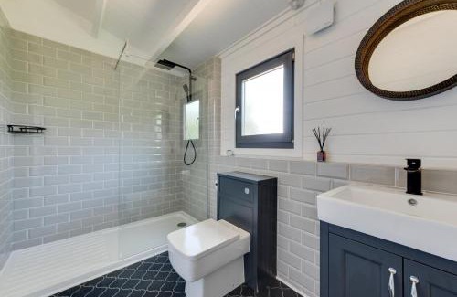 Diss House | Welcoming Woodpecker Lodge: Family-Friendly Getaway Awaits
