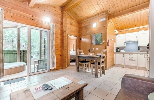 Freehay Ski Chalet | Charming Log Cabin with Double Four Poster and Hot Tub