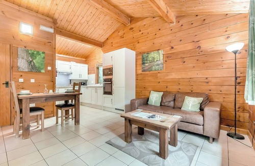 Freehay Ski Chalet | Charming Log Cabin with Double Four Poster and Hot Tub