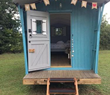 Newmarket Apartment | Woodpecker Shepherd Hut: Private Facilities in Newmarket