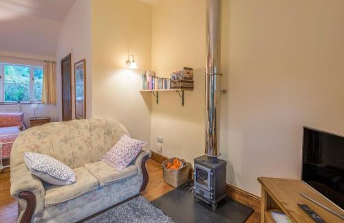 Church Stretton House | Woodpeckers Cottage: Family-Friendly Retreat with Top Reviews