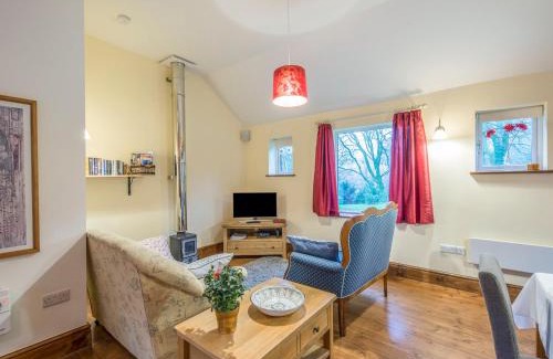 Church Stretton House | Woodpeckers Cottage: Family-Friendly Retreat with Top Reviews