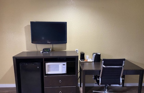 Miami Hotel | Comfortable Woodridge Inn and Suites with Pool & Breakfast