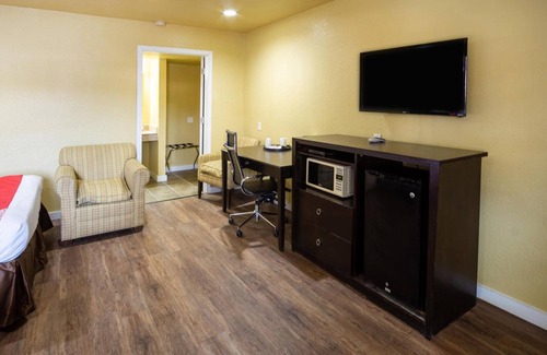 Miami Hotel | Comfortable Woodridge Inn and Suites with Pool & Breakfast