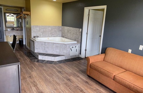 Miami Hotel | Comfortable Woodridge Inn and Suites with Pool & Breakfast