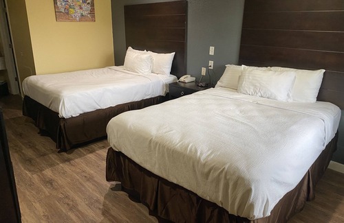 Miami Hotel | Comfortable Woodridge Inn and Suites with Pool & Breakfast