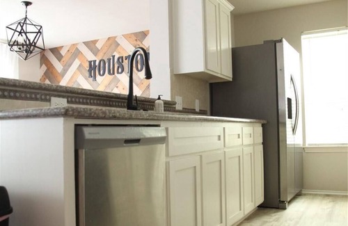 Greater East End House | Woodridge Retreat Near Downtown sleeps up to 10 guests