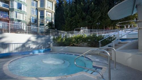 Upper Village House | Modern Woodrun Lodge 616: Top Floor Condo with Pool & Hot Tub