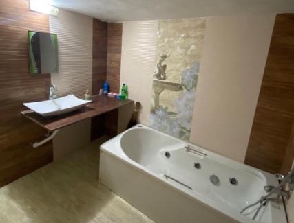 Chendhare House | Welcoming Woods Prashanti Homestay with Hot Tub & Pets