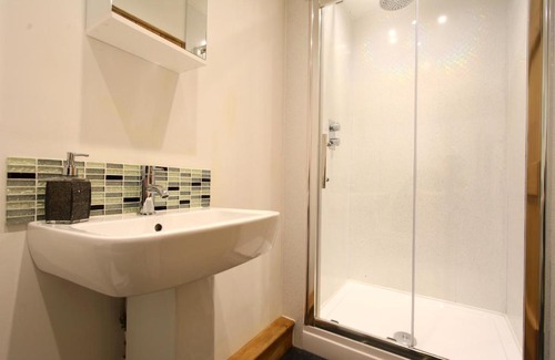 Bradbourne House | Woodshed Cottage: Family-Friendly Retreat with Private Pool