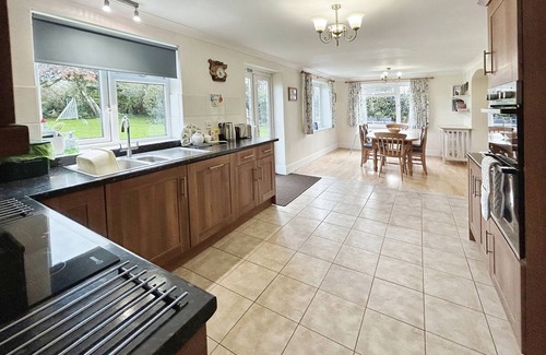 Godshill Cottage | Woodside Cottage: Cozy Retreat for Families with Breakfast