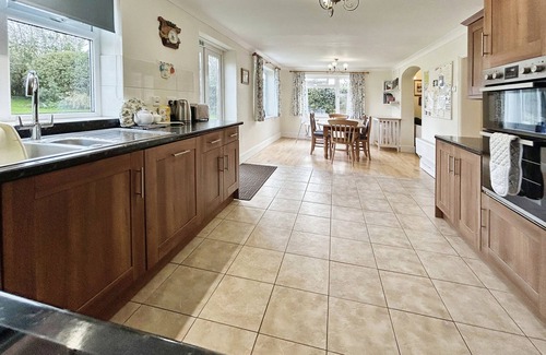 Godshill Cottage | Woodside Cottage: Cozy Retreat for Families with Breakfast
