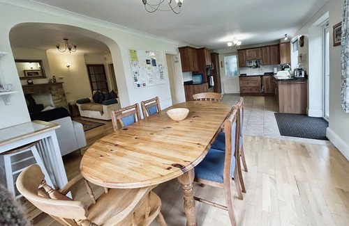 Godshill Cottage | Woodside Cottage: Cozy Retreat for Families with Breakfast