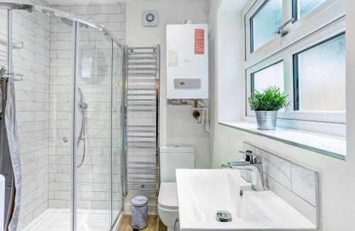 Congleton House | Inviting Woodside Cottage Near Peak District - Pet Friendly Escape