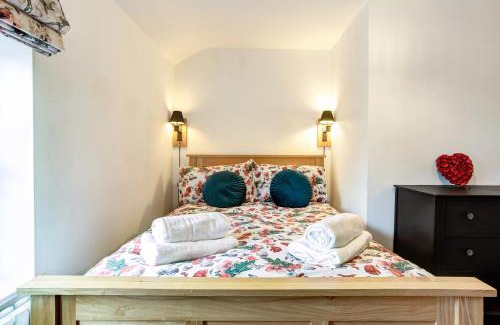 Congleton House | Inviting Woodside Cottage Near Peak District - Pet Friendly Escape