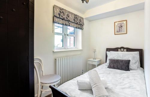 Congleton House | Inviting Woodside Cottage Near Peak District - Pet Friendly Escape
