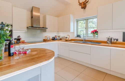 Chipping Campden Cottage | Woodside Cottage: Family-Friendly Retreat with Pool & Kitchen