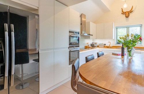 Chipping Campden Cottage | Woodside Cottage: Family-Friendly Retreat with Pool & Kitchen