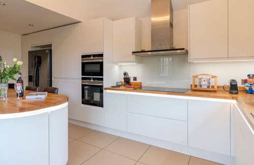 Chipping Campden Cottage | Woodside Cottage: Family-Friendly Retreat with Pool & Kitchen
