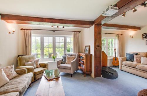 Windley House | Woodside: Family-Friendly Getaway for Memorable Stays