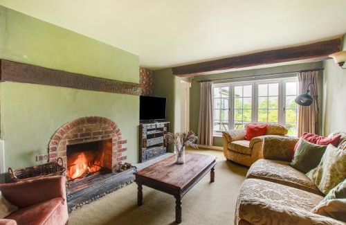 Windley House | Woodside: Family-Friendly Getaway for Memorable Stays