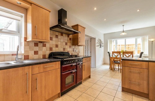 Costessey Cottage | Woodside House | Guest Rated 9.8 with Hot Tub & Spa Amenities