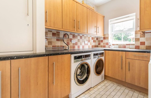 Costessey Cottage | Woodside House | Guest Rated 9.8 with Hot Tub & Spa Amenities