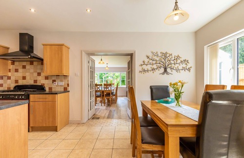 Costessey Cottage | Woodside House | Guest Rated 9.8 with Hot Tub & Spa Amenities