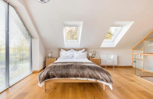 Cleeve House | Woodside Lodge, surrounded by woodland and beautiful gardens