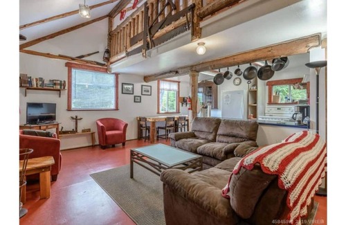 Bamfield House | Tranquil Woodsman Cottage - Waterfront Estate with Dock
