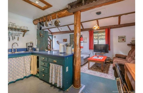 Bamfield House | Tranquil Woodsman Cottage - Waterfront Estate with Dock