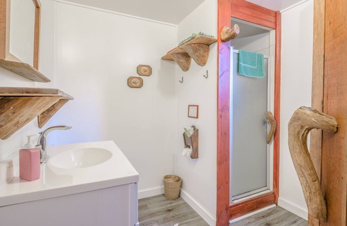 Bamfield House | Tranquil Woodsman Cottage - Waterfront Estate with Dock