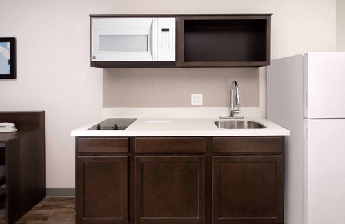 Franklin Park Hotel | Comfortable WoodSpring Suites Austin with Kitchen & Breakfast