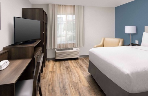Franklin Park Hotel | Comfortable WoodSpring Suites Austin with Kitchen & Breakfast