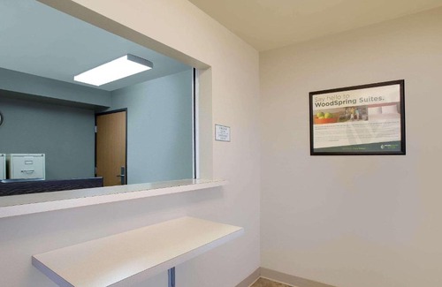 Lobdell/Woodale Hotel | Budget-Friendly WoodSpring Suites Baton Rouge with Great Amenities