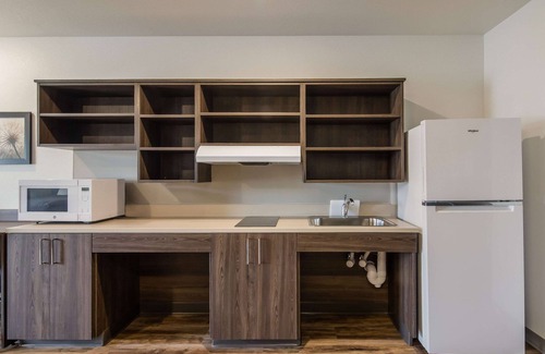 Broomfield Hotel | Cozy WoodSpring Suites in Broomfield with Kitchen & Breakfast