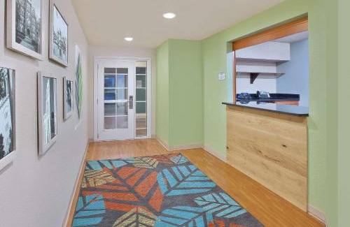 West Columbus Hotel | Pet-Friendly WoodSpring Suites Columbus Urbancrest Awaits