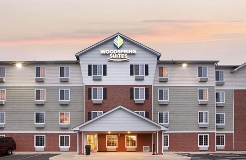 Groveport Hotel | Budget-Friendly WoodSpring Suites with Kitchen & Breakfast