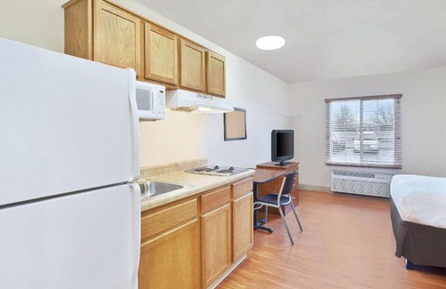 Groveport Hotel | Budget-Friendly WoodSpring Suites with Kitchen & Breakfast