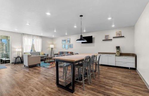Corona Hotel | Convenient WoodSpring Suites Corona - Pet & Child Friendly
