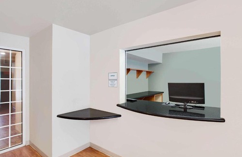 Lake Charles Hotel | Convenient WoodSpring Suites Lake Charles - Pet Friendly Stay