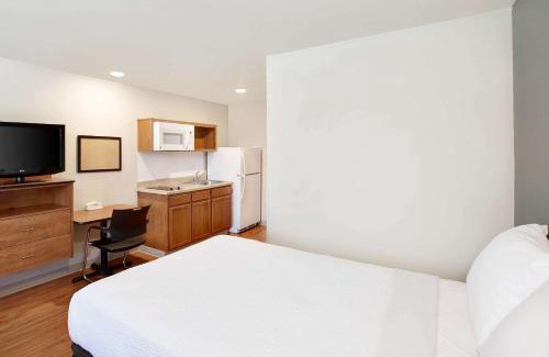 Lake Charles Hotel | Convenient WoodSpring Suites Lake Charles - Pet Friendly Stay