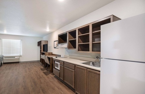 Sulphur Hotel | Comfortable WoodSpring Suites Sulphur with Great Amenities