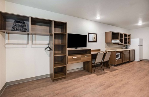 Sulphur Hotel | Comfortable WoodSpring Suites Sulphur with Great Amenities