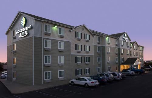 Southwest Topeka Hotel | Inviting WoodSpring Suites Topeka: Pet-Friendly & Accessible
