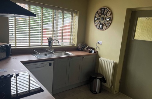 Codsall House | Woodstock: Embrace the 60's Vibe with Family-Friendly Comfort