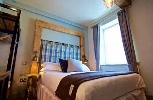 Woodstock House | Woodstock Arms: Family-Friendly Stay with Breakfast Included