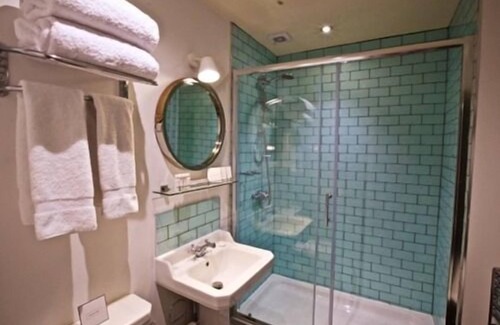Woodstock House | Woodstock Arms: Family-Friendly Stay with Breakfast Included