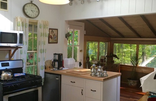 Glenford Cottage | Relaxing Cedar Cottage with Hot Tub and Family-Friendly Amenities