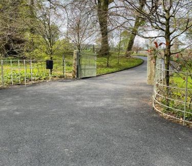 Inistioge Apartment | Family-Friendly Woodstock Courtyard: Perfect for All Ages